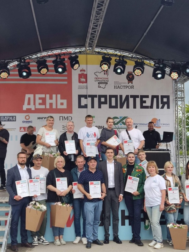 Строители и министр 2.jpg Строители и министр 2.jpg
